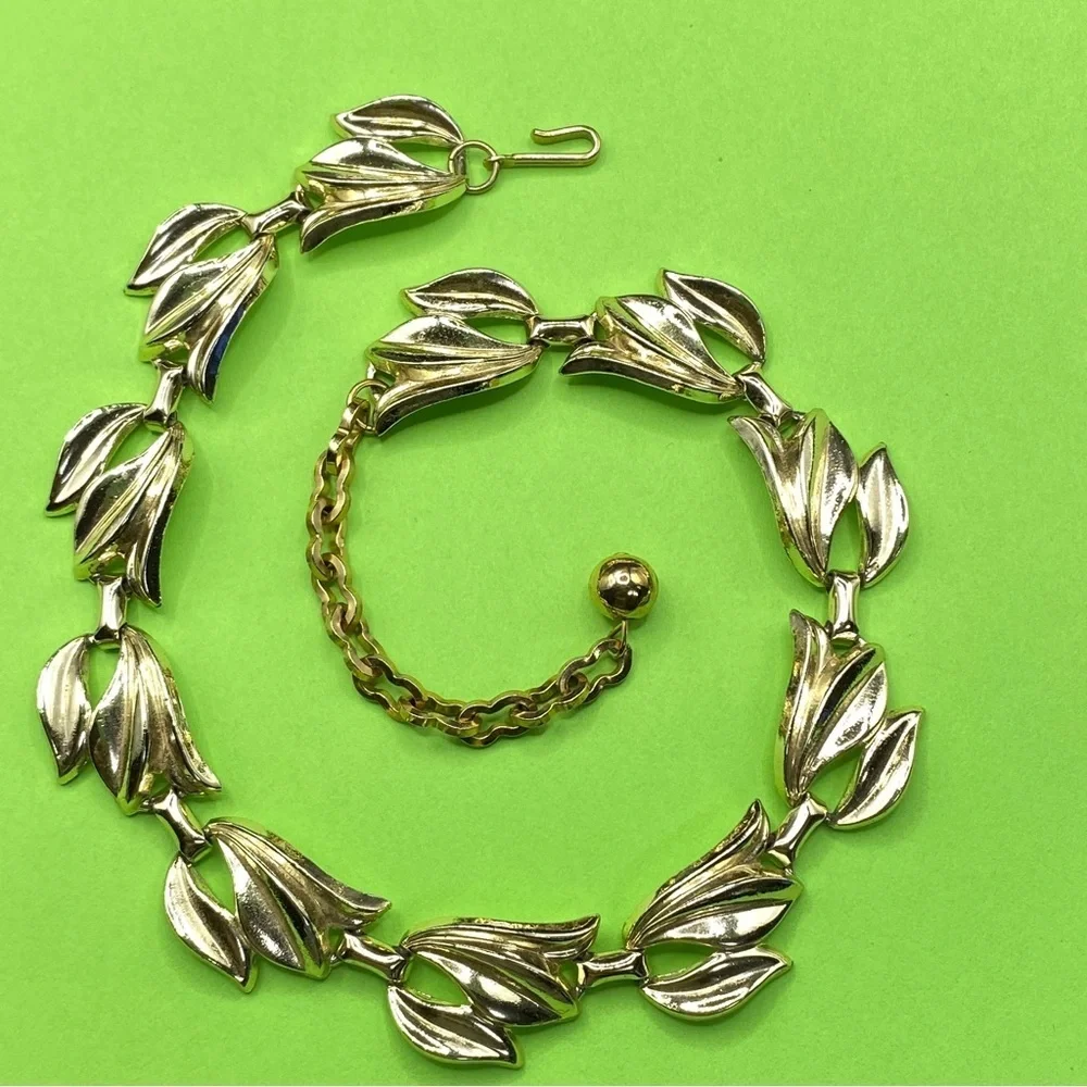 Gold Tone Articulated Leaf Link Vintage Necklace
